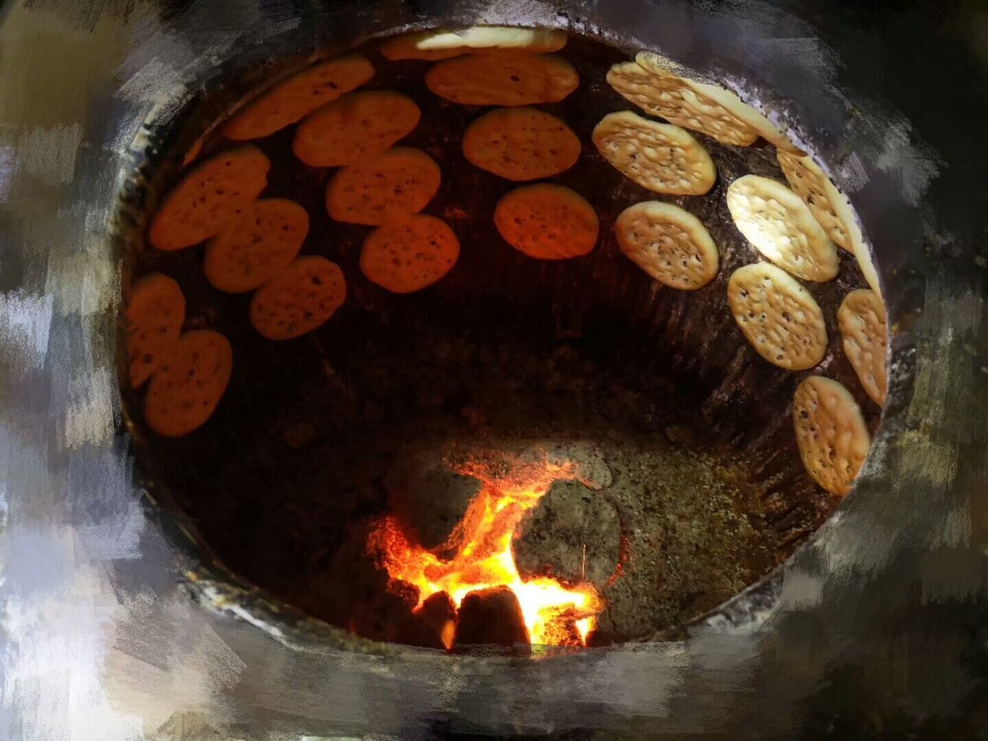 在新疆，馕坑不仅只烤馕，还可以烤出许多美味！